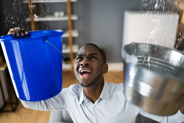 Water Lekt Uit Het Plafond Van Het Appartement Emmer Vasthouden — Stockfoto