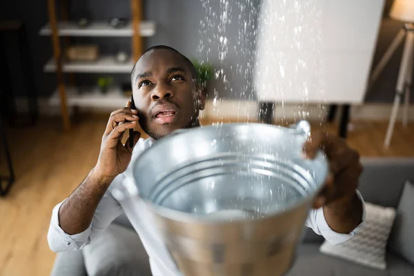 Notruf Eines Klempners Wasserleck Aus Decke — Stockfoto