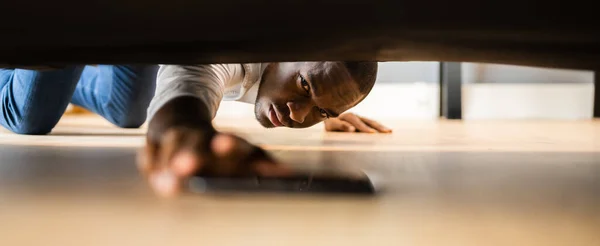 Hombre Africano Perdió Algo Buscando Teléfono Teléfono Celular — Foto de Stock