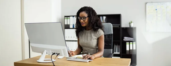 Glad Afroamerikansk Affärskvinna Med Hjälp Dator — Stockfoto