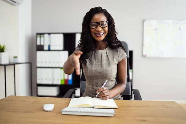 Mulheres Africanas Trabalhando Escritório Corporativo Computador Videoconferência — Fotografia de Stock