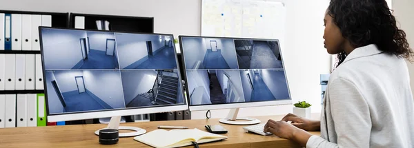 Het Bekijken Van Cctv Video Beelden Computer Screen — Stockfoto