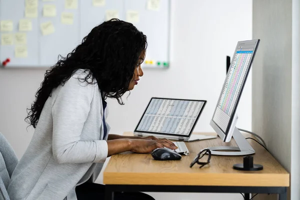 Africano Mulher Trabalhando Computador Com Postura — Fotografia de Stock