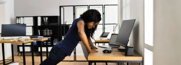 Afro Americano Haciendo Entrenamiento Ejercicio Oficina —  Fotos de Stock