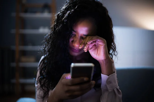 Donna Africana Con Gli Occhi Stanchi Secchi Notte Utilizzando Telefono — Foto Stock