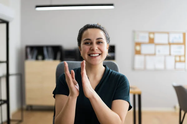 Vrouw Klappen Online Videoconferentie Business Call — Stockfoto