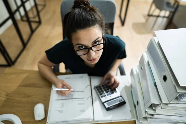 Frustrated Bored Accountant Vrouwelijke Werknemer Bij Balie — Stockfoto