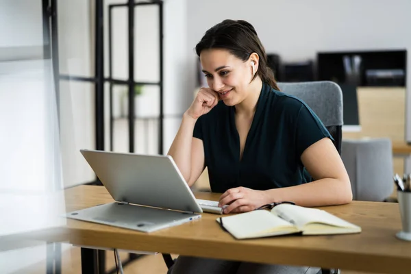 Online Virtuális Videó Interjú Hívás Vagy Elearning Konferencia — Stock Fotó