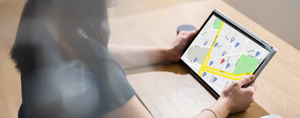 Gps Plats Karta Sök Håll Tablet Computer — Stockfoto