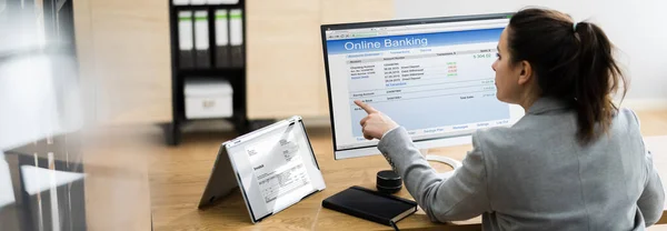 Frau Nutzt Online Banking Überweisung Computer — Stockfoto