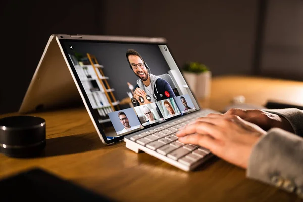 Ofiste Çevrimiçi Video Konferansı Toplantısı Zleniyor — Stok fotoğraf