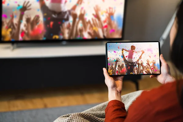 Televisiefilm Streamen Met Tablet Sofa Televisiescherm — Stockfoto