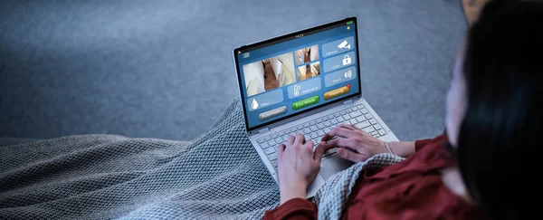 Mulher Usando Bloqueio Digital Automação Energia Doméstica Laptop — Fotografia de Stock