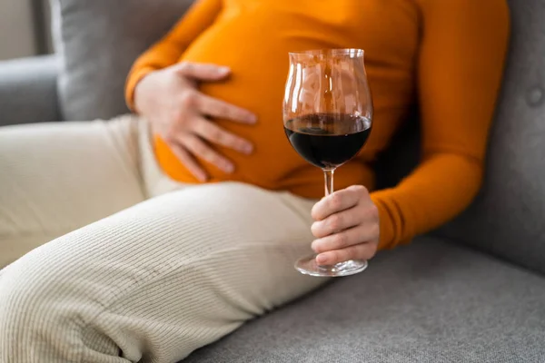 Беременная Женщина Держащая Вино Живота — стоковое фото