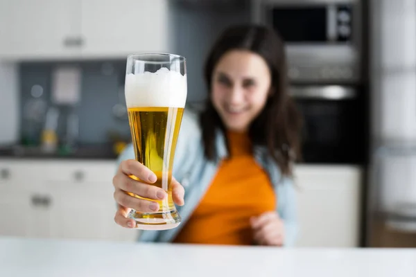 Donna Che Beve Birra Videoconferenza Casa — Foto Stock