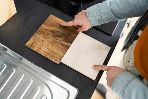 Vrouw Doen Keuken Monsters Interieur Materiaal Selectie — Stockfoto