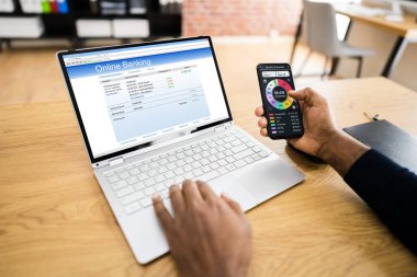 Çevrimiçi Banka Hesabını Cep Telefonunda Kullanan Afrikalı Amerikalı