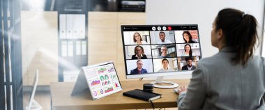 Ofiste Çevrimiçi Video Konferansı Toplantısı İzleniyor