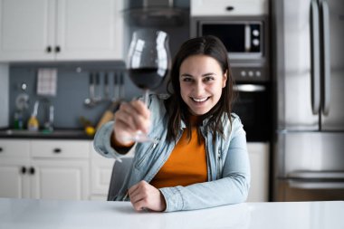 Evde Şarap Partisi Çevrimiçi Video Konferansı