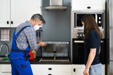 Elektrik teknisyeninin yüz maskesi onarımı ve bakımı