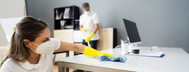 Temizlikçi Kadın Maske Temizleme Masası