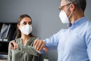 Çalışan Sosyal Mesafeli Dirsek Şişliği Yüzü Maske Giyen