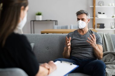 Dosyası ve maskesi olan Psikiyatrist ya da Psikolog