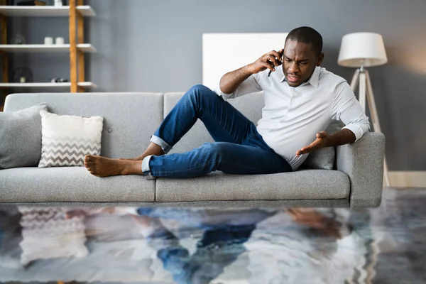 Inre Översvämning Inomhus Rörmokare Mobiltelefon — Stockfoto