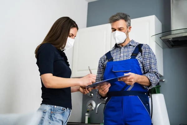 Handyman Plumber Customer Service Contract Clipboard Face Mask — 스톡 사진