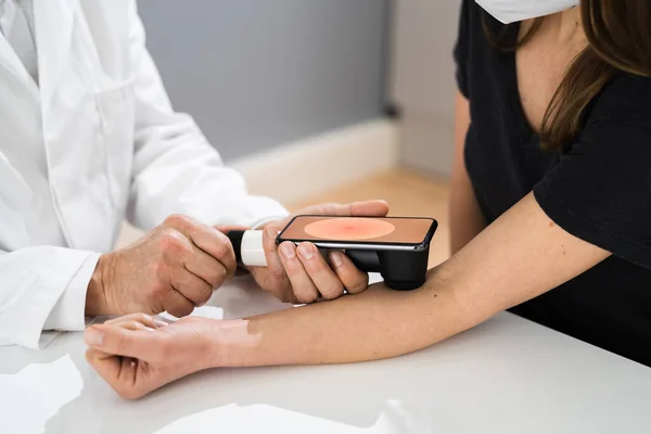 Dokter Onderzoekt Gepigmenteerde Huid Van Patiëntenvrouw — Stockfoto