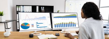 İş Analisti Kadın Bilgisayar Veri Teknolojisi Kullanıyor