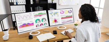 İş Analisti Kadın Bilgisayar Veri Teknolojisi Kullanıyor