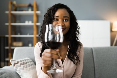 Şarapla Romantik Ev Yemeği Video Konferansı