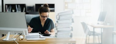 Bütçe ve Fatura Hesaplaması İçin Teknoloji Kullanan Profesyonel Muhasebe Danışmanı Kadın