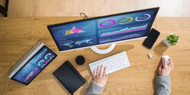 Bilgisayarda KPI Verisi Kullanan İş Kadınları Analisti