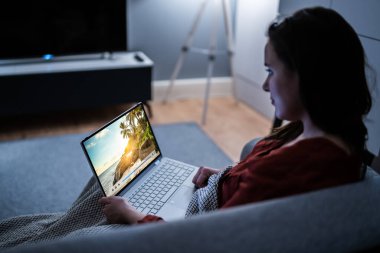 Dizüstü bilgisayarda TV Videosu İzleniyor Koltukta