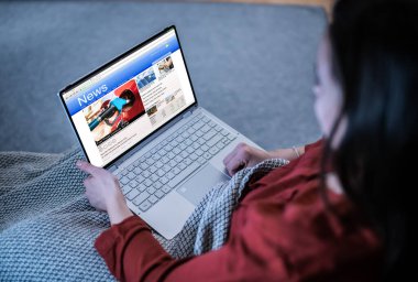 Laptop 'ta Haberleri Gece İnternette İzlemek