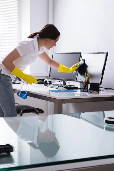 Mujer Conserje Señora Mesa Limpieza Oficina — Foto de Stock