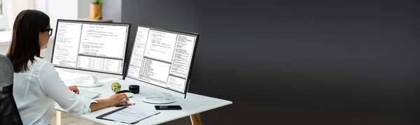 Προγραμματιστής Υπολογιστών Στο Γραφείο Χρησιμοποιώντας Τις Πολλαπλάσιες Οθόνες Οργάνων Ελέγχου — Φωτογραφία Αρχείου