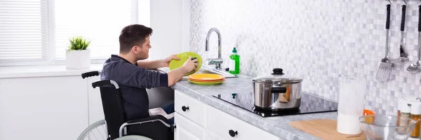 Человек Инвалидностью Мойка Посуды Кухне — стоковое фото