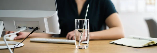 Beber Vidrio Escritorio Mujer Primer Plano Usando Computadora — Foto de Stock