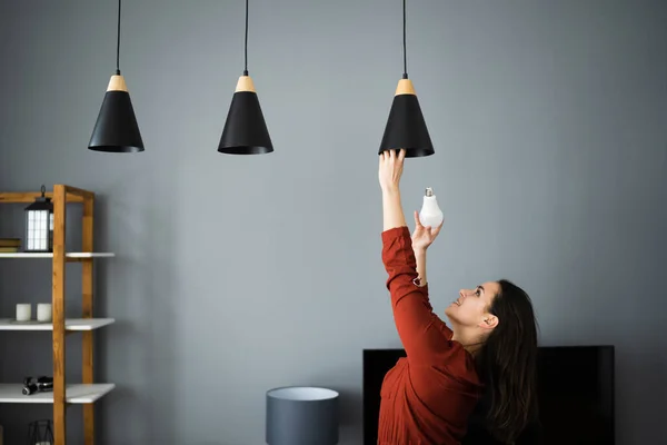 Mujer Cambiando Bombilla Rota Led — Foto de Stock