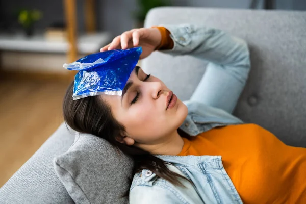 Terapia Dolor Cabeza Gel Paquete Hielo Para Mujer — Foto de Stock