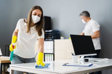 Yüz Maskesiyle Temizlik Hizmeti Temizleyici