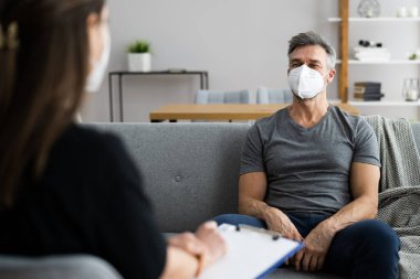 Dosyası ve maskesi olan Psikiyatrist ya da Psikolog