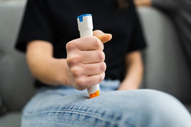 Otomatik Epinefrin Enjektörü. Hasta Bacak Enjeksiyonu Yapıyor