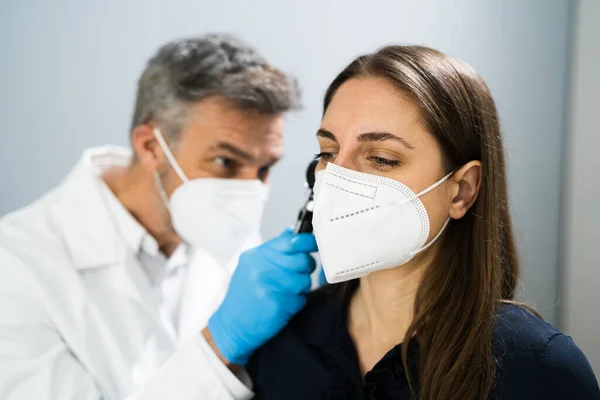 Otolaryngologie Doctor Onderzoekt Patiënt Oor Het Gezicht Masker — Stockfoto