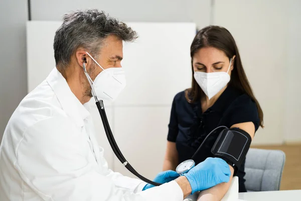 Bloeddruk Meten Gezondheidscontrole Het Gezicht Masker — Stockfoto