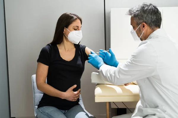 Zwangere Vrouw Vaccinatie Injectie Door Arts Het Gezicht Masker — Stockfoto