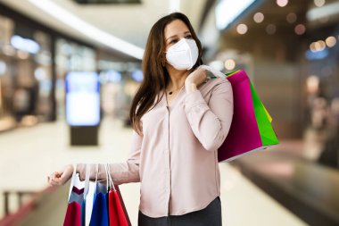 FFP2 Yüz Maskesi Giyen Moda Mağazasında Müşteri